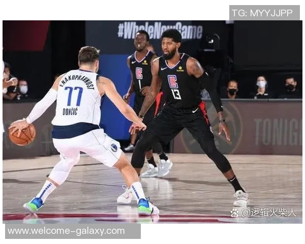 鲍威尔半场表现抢眼10中5斩获15分助攻防守全面展现实力